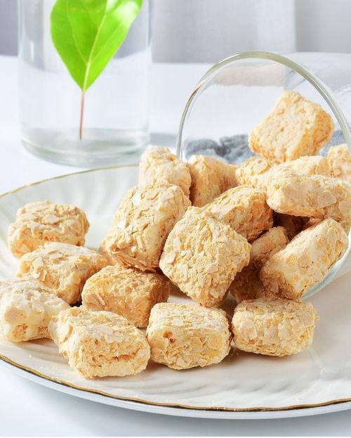 燕麦牛奶酥网红小吃图片,网红小吃，香脆可口，回味无穷