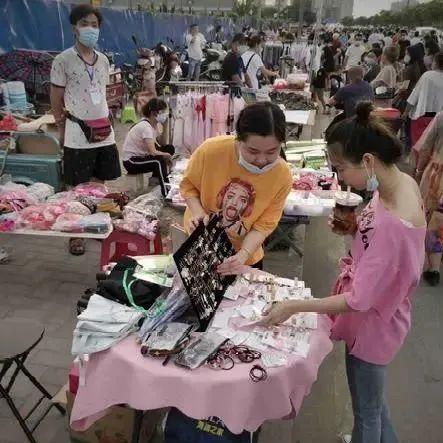 摆摊网红精品,街头潮流新风尚