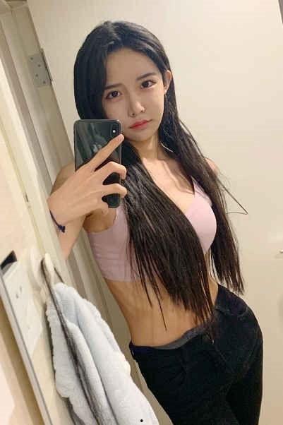 网红艾比的胸是哪来的,基因遗传还是后天塑造？