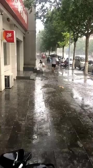 下雨天长沙网红图片,网红镜头下的诗意漫步
